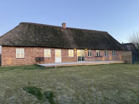 Blick aus dem Garten auf das Haus