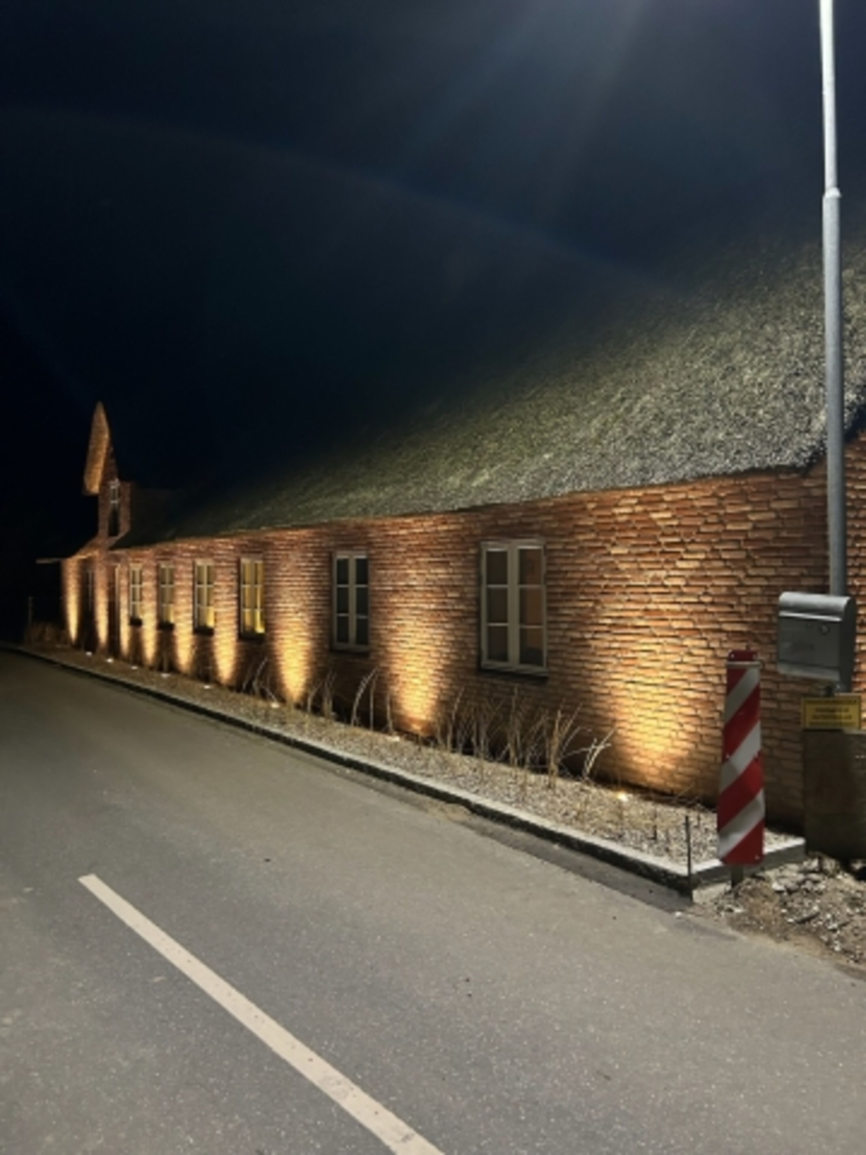 vorder Hausansitz bei Nacht