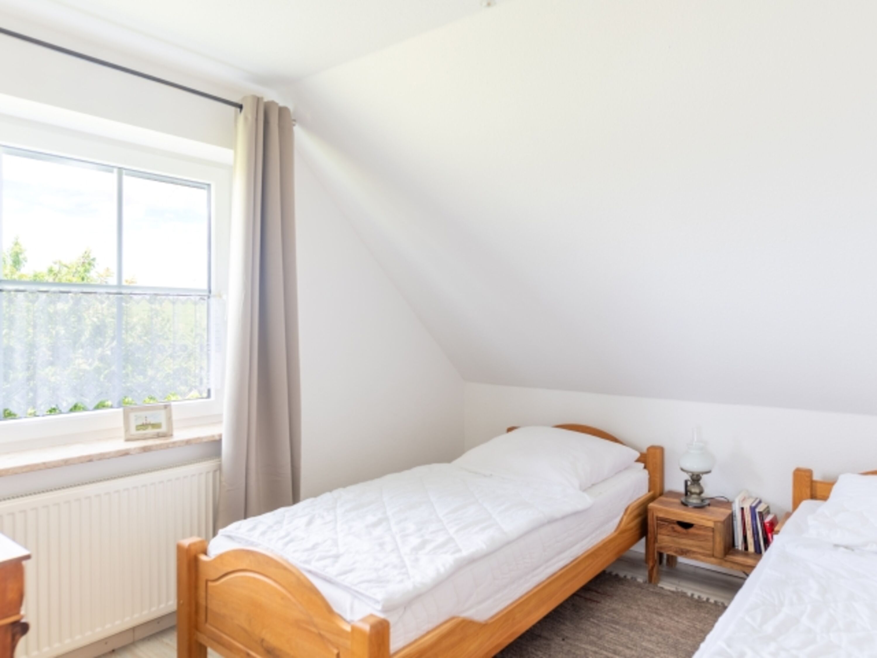 Schlafzimmer mit 2 getrennten Betten im OG