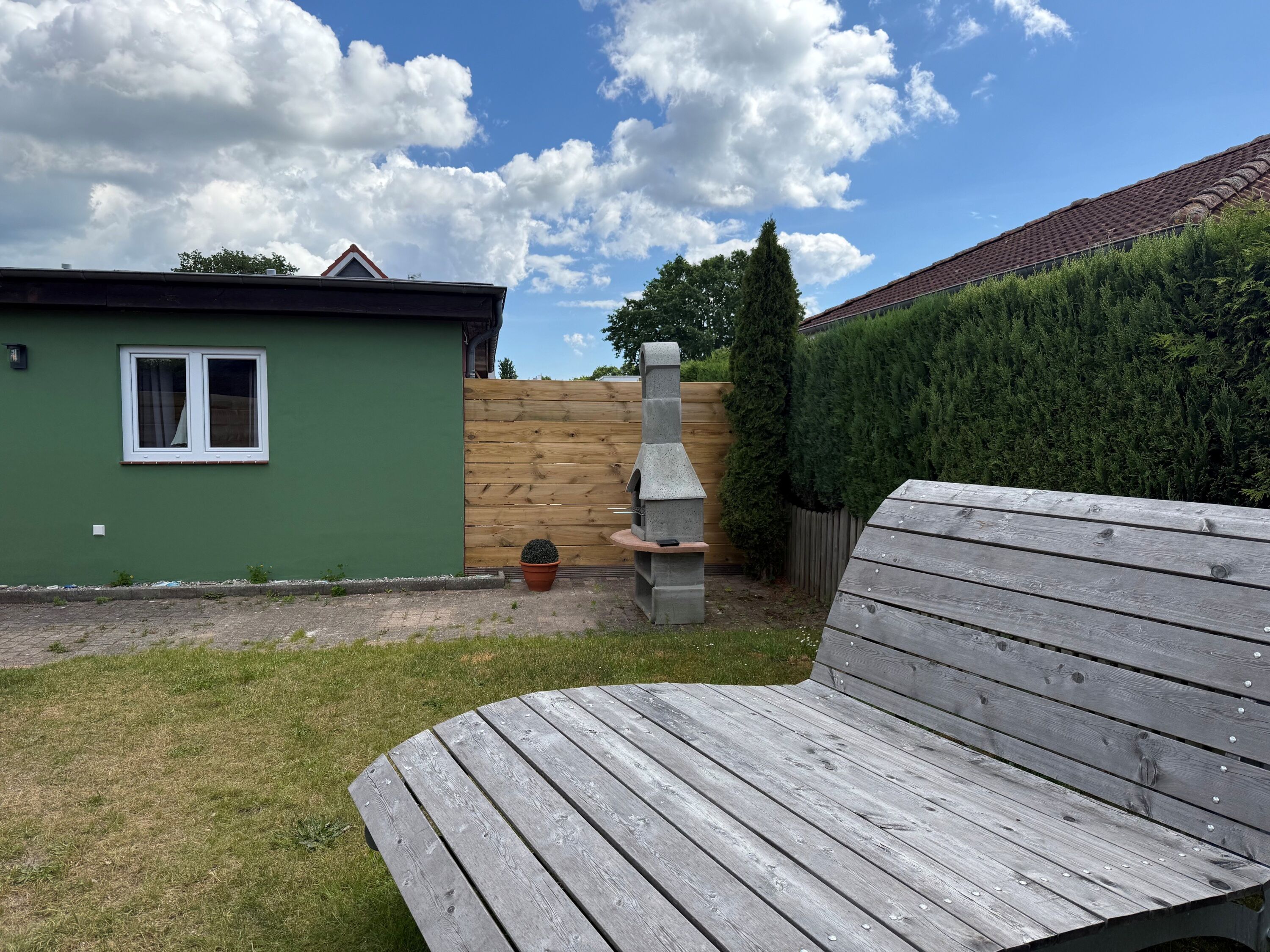 Garten mit Grillkamin und Sonnenliege