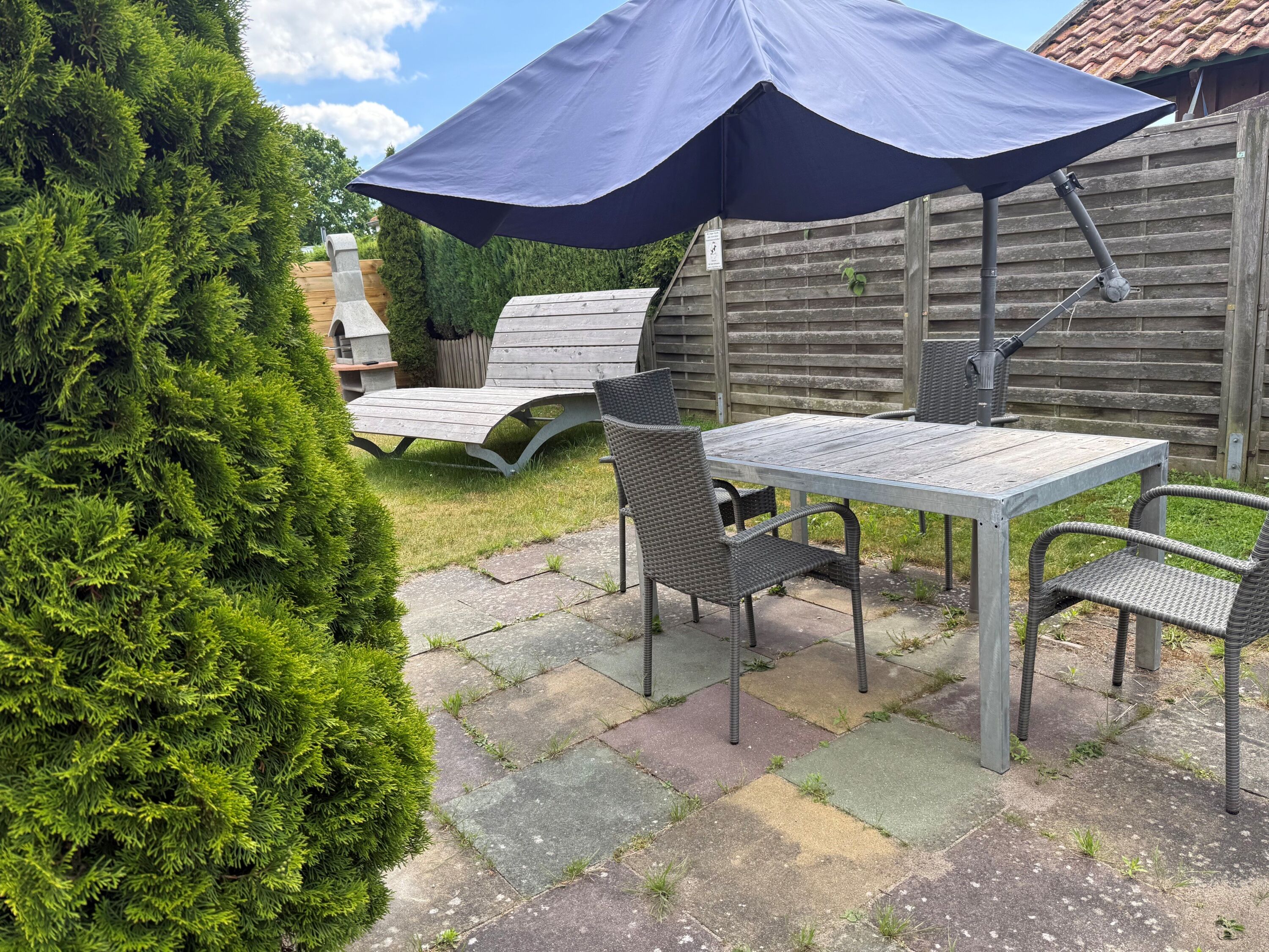 Eßbereich im Garten und Sonnenliege