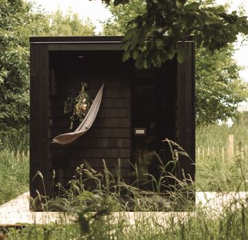 Holzbeheizte Sauna im Garten der Ferienunterkunft in der Bretagne