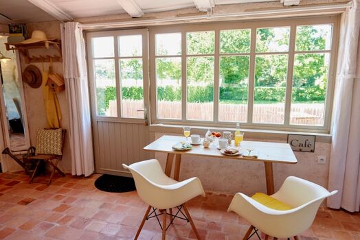 Blick vom Küchentisch in den Garten der Ferienunterkunft in der Bretagne