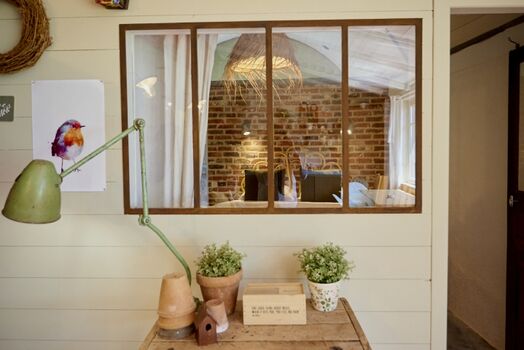 Blick vom Wohnzimmer ins Schlafzimmer im Ferienhaus in der Bretagne