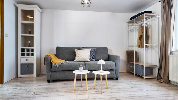 Schlafsofa mit Blick aus der Küche 