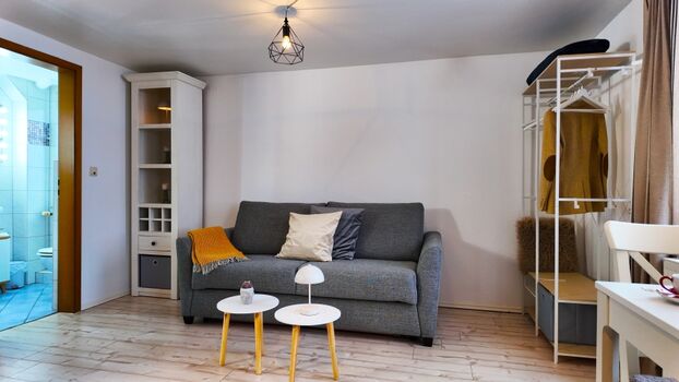 Sofa mit Blick ins Bad 