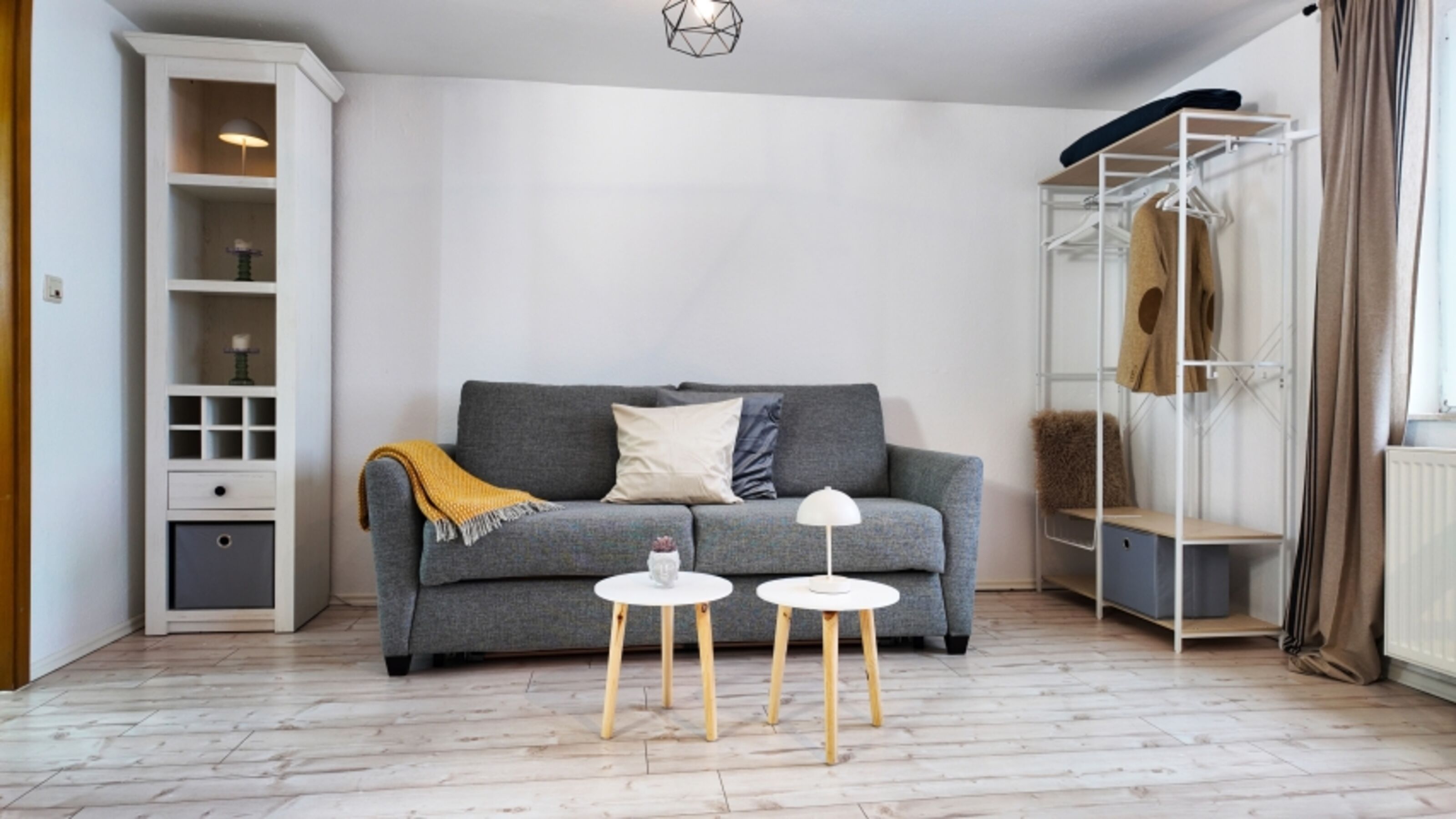 Schlafsofa mit Blick aus der Küche 
