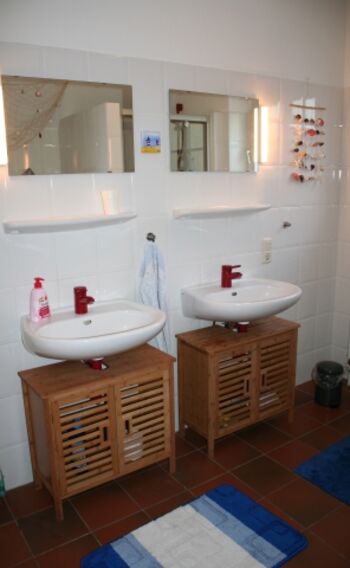 Badezimmer unten mit Doppel-Waschbecken, Dusche und WC