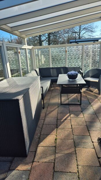 Überdachte Terrasse mit Windschutz