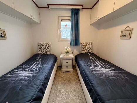 Schlafzimmer mit zwei Einzelbetten