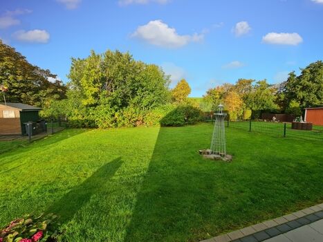 Schöner und komplett eingezäunter Garten