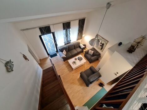 Helles geräumiges Wohnzimmer