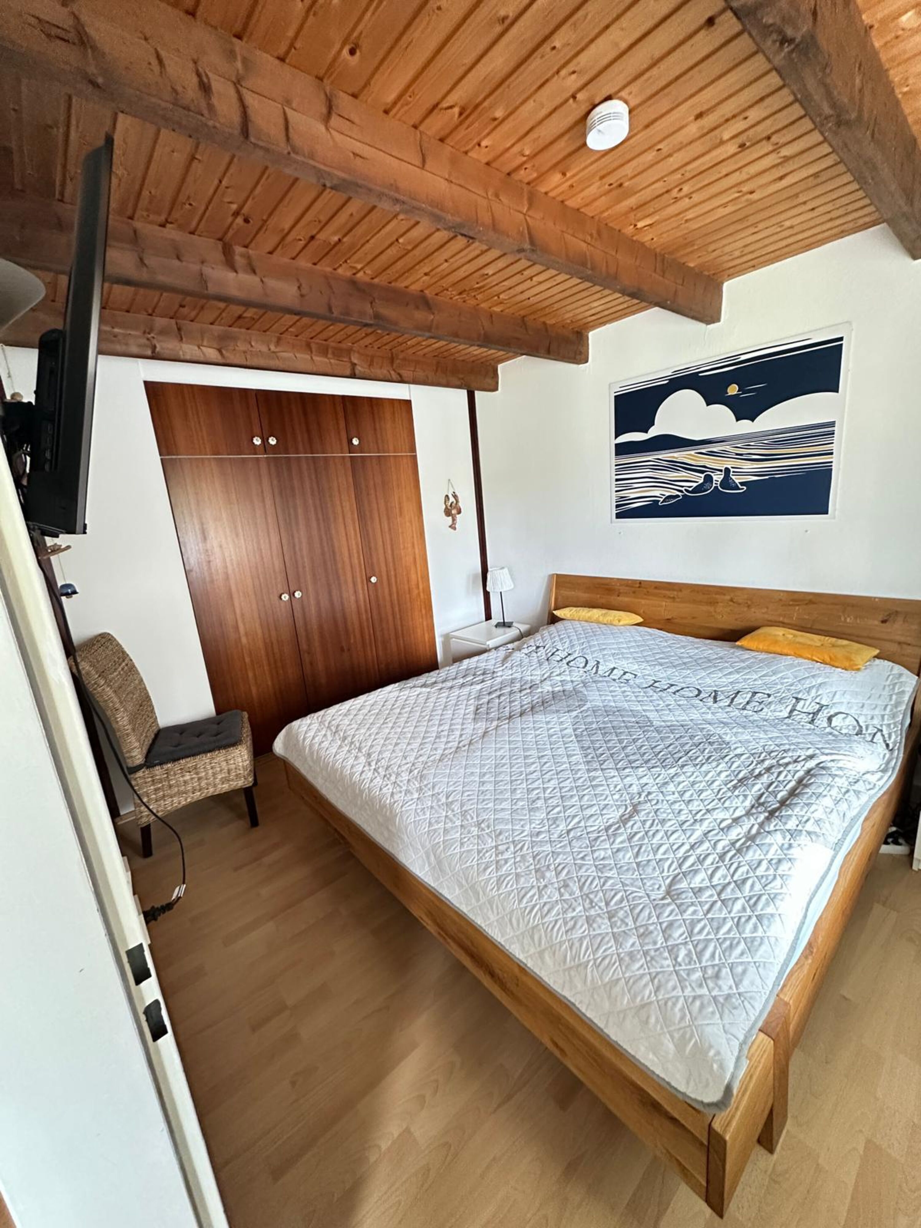 Schlafzimmer mit Wasserbett im Erdgeschoss