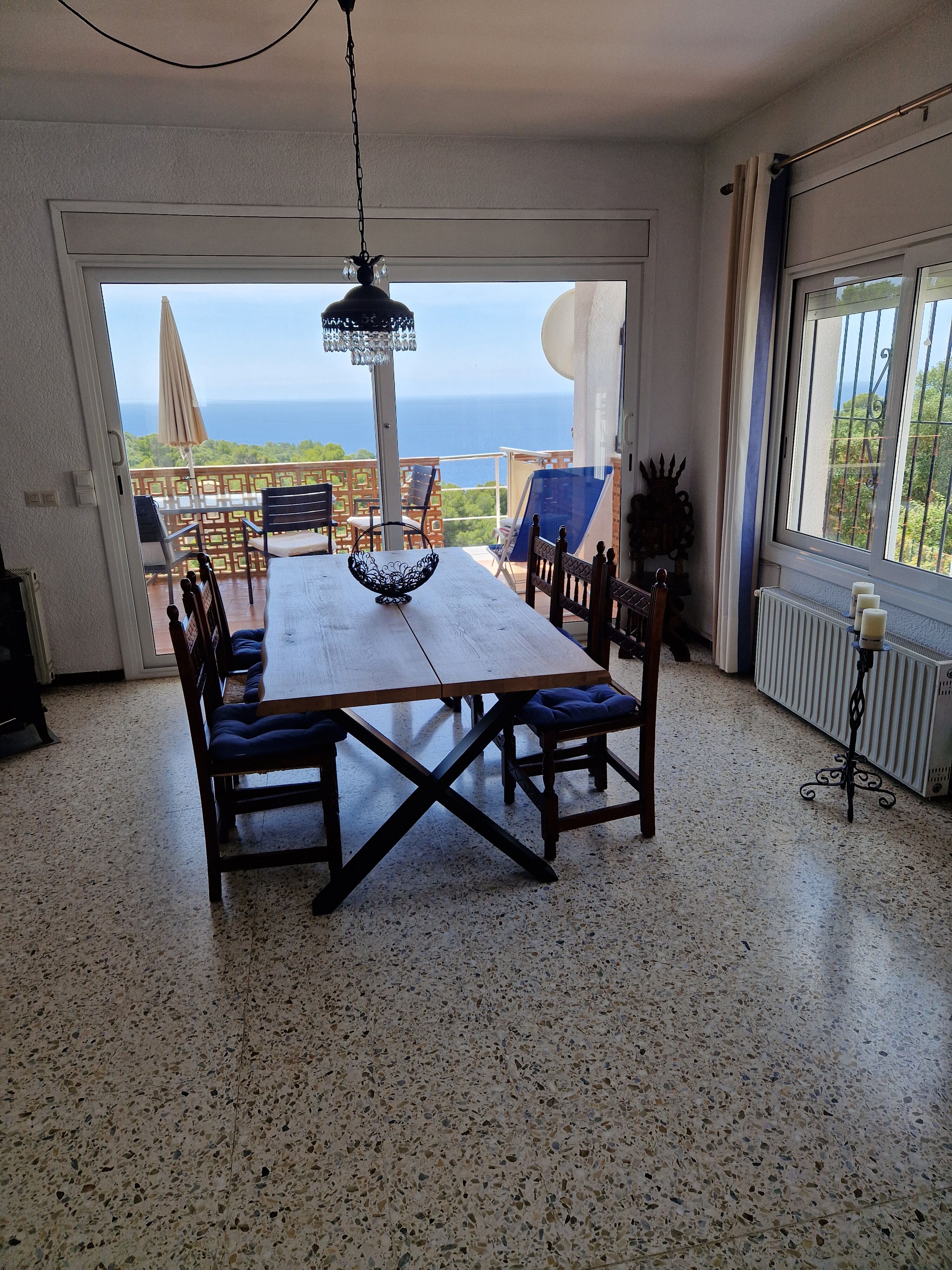 Essbereich mit Blick aufs Meer