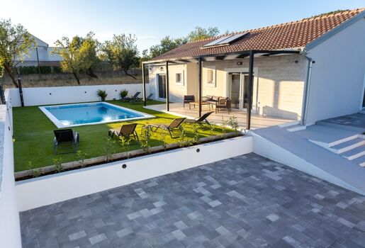 This cozy ground-floor house sits on a fully enclosed property, offering privacy, safety, and peace of mind.