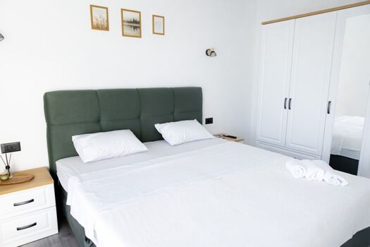 A bedroom No. 1 with a king-size bed (180x200 cm), equipped with air conditioning and a flat-screen TV.