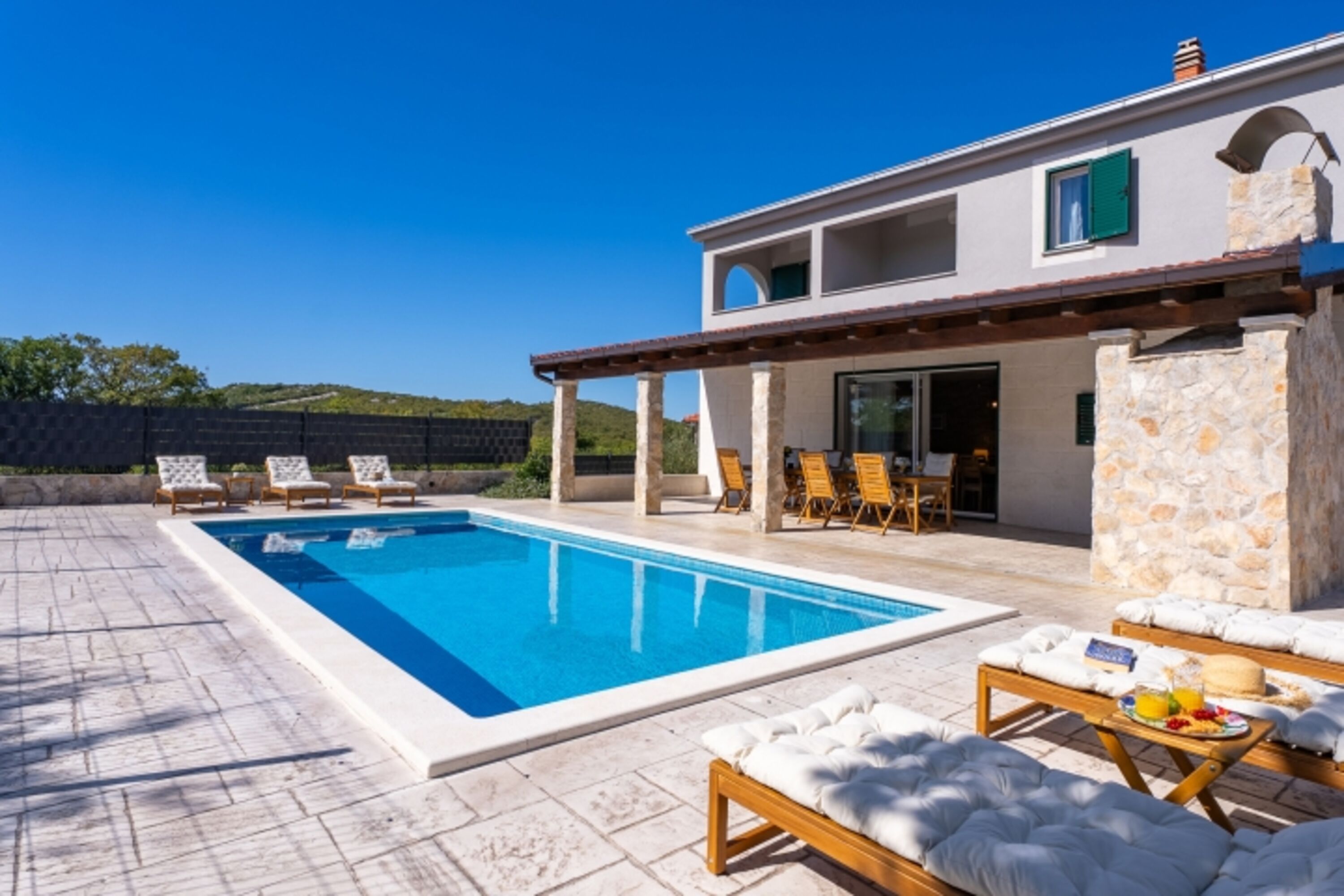 Außenansicht mit Pool