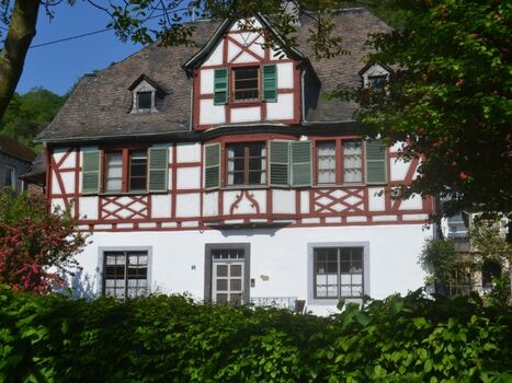 Ansicht vom Park auf der gegenüberliegenden Strassenseite