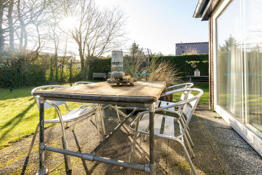 Die Terrasse mit Gartengruppe