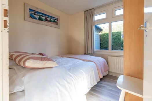 Schlafzimmer 2 mit Doppelbett und Schrank