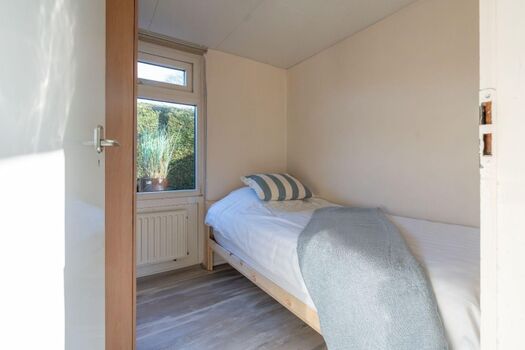 Schlafzimmer 3 mit Einzelbett und Kleiderschrank