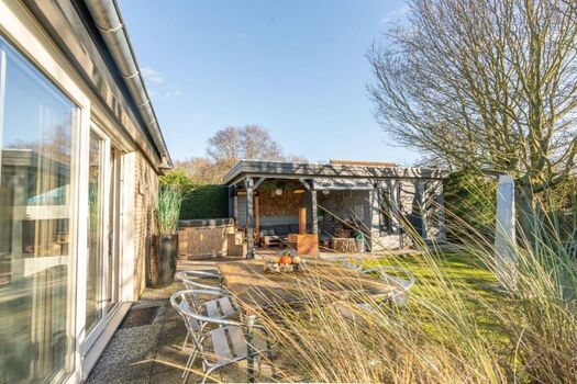 Der sonnige Garten mit Terrasse und Veranda