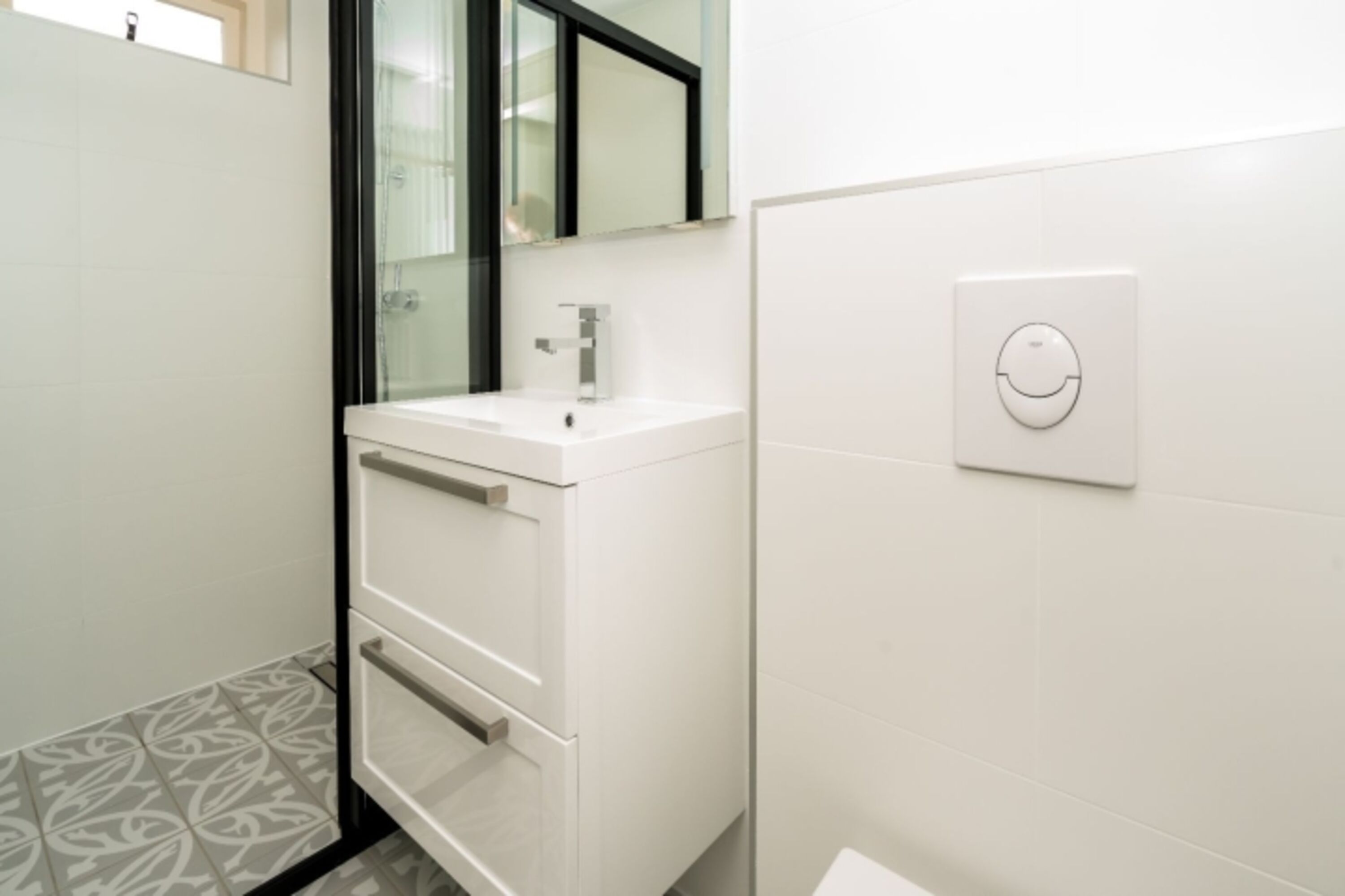 Badezimmer mit Dusche, Waschbecken und Toilette