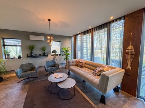 Großer gemütlicher Wohnraum mit Klimaanlage