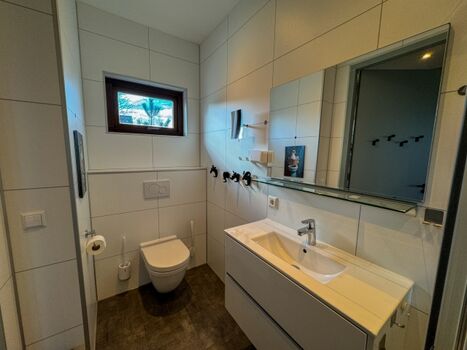 Das Bad ist hell gestaltet