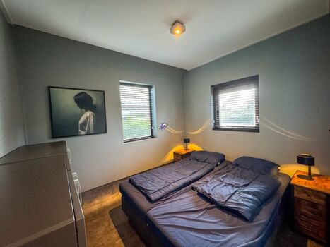 Das Hauptschlafzimmer verfügt über ein bequemes Doppelbett