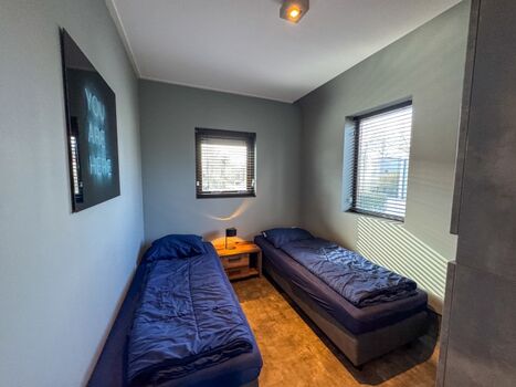 Auch hier bietet ein großer Schrank viel Stauraum