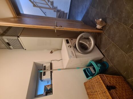 Waschmaschine im EG mit Staubsauger, Wischer. SOS-Koffer und Verbandsmaterial für kleine Wehwehchen. Außerdem SOS-Windeln für die kleinen, Waschmittel sowie Hygienemittel für die Waschmaschine