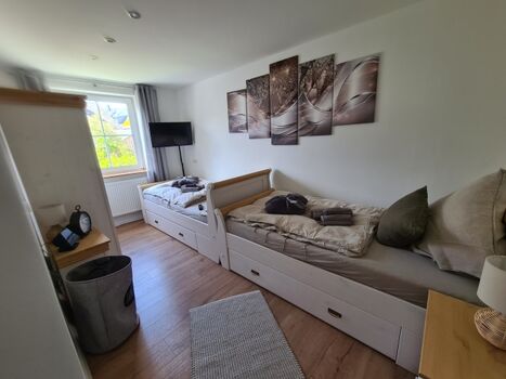 Gäste- bzw. Kinderzimmer mit zwei Einzelbetten plus TV