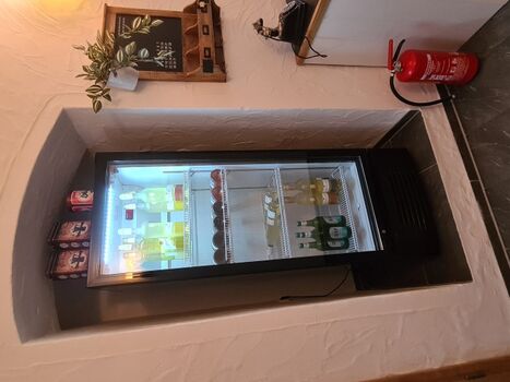 Öffentlicher Getränkekühlschrank mit hausgemachten Obstweinen und Honig aus eigener Herstellung