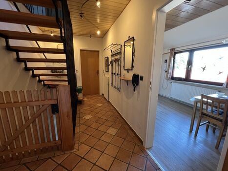 Blick in den Flur   Sicherheitstür und Küche