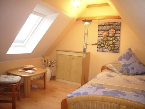 Schlafzimmer im 2. Stockwerk mit Dachschrägen