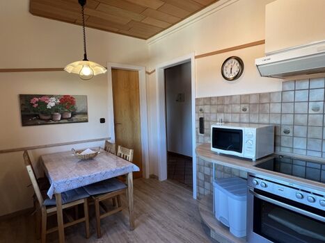 Küche, Mikrowelle und Eßtisch