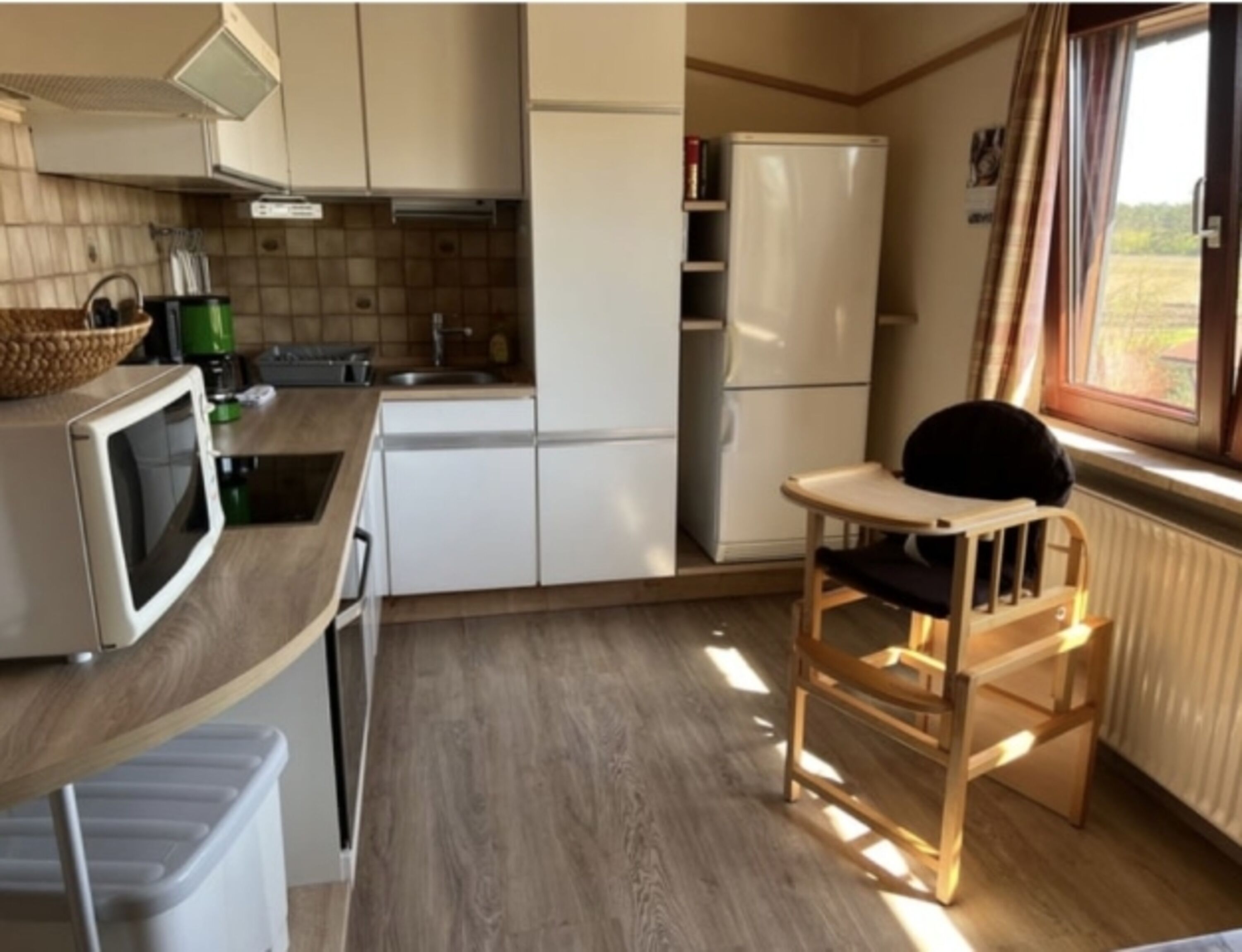 Küche, Mikrowelle, Kühlschrank mit Gefrierschrank