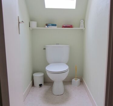 Das Haus verfügt über zwei separate Toiletten, eine im EG und eine im OG.