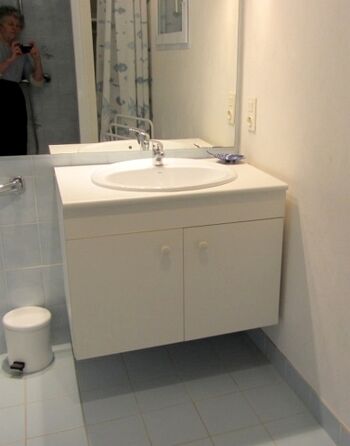 Im EG: Badezimmer mit dusche, Wäschbecken und Fön.