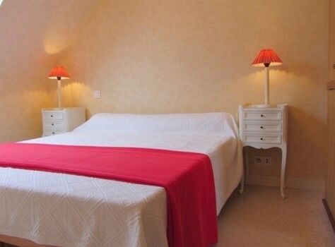 Im EG: Schlafzimmer mit Doppelbett (160 cm), Nachttischen und Lampen