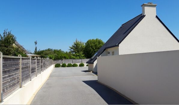 Eingang zum sicheren, eingezäunten Garten (1,50 m hoch) mit breitem Weg