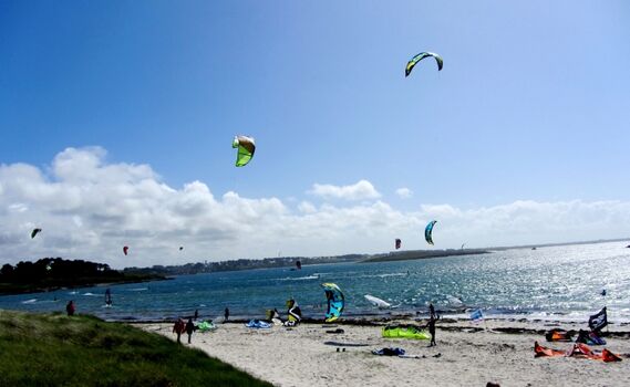 Kitesurfen am Strand in Landéda – Bunte Kites im Wind, ein faszinierender Anblick