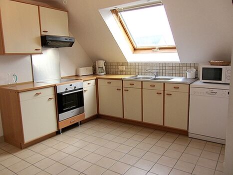 Eine helle Küche, in der Sie Ihre Mahlzeiten zubereiten können