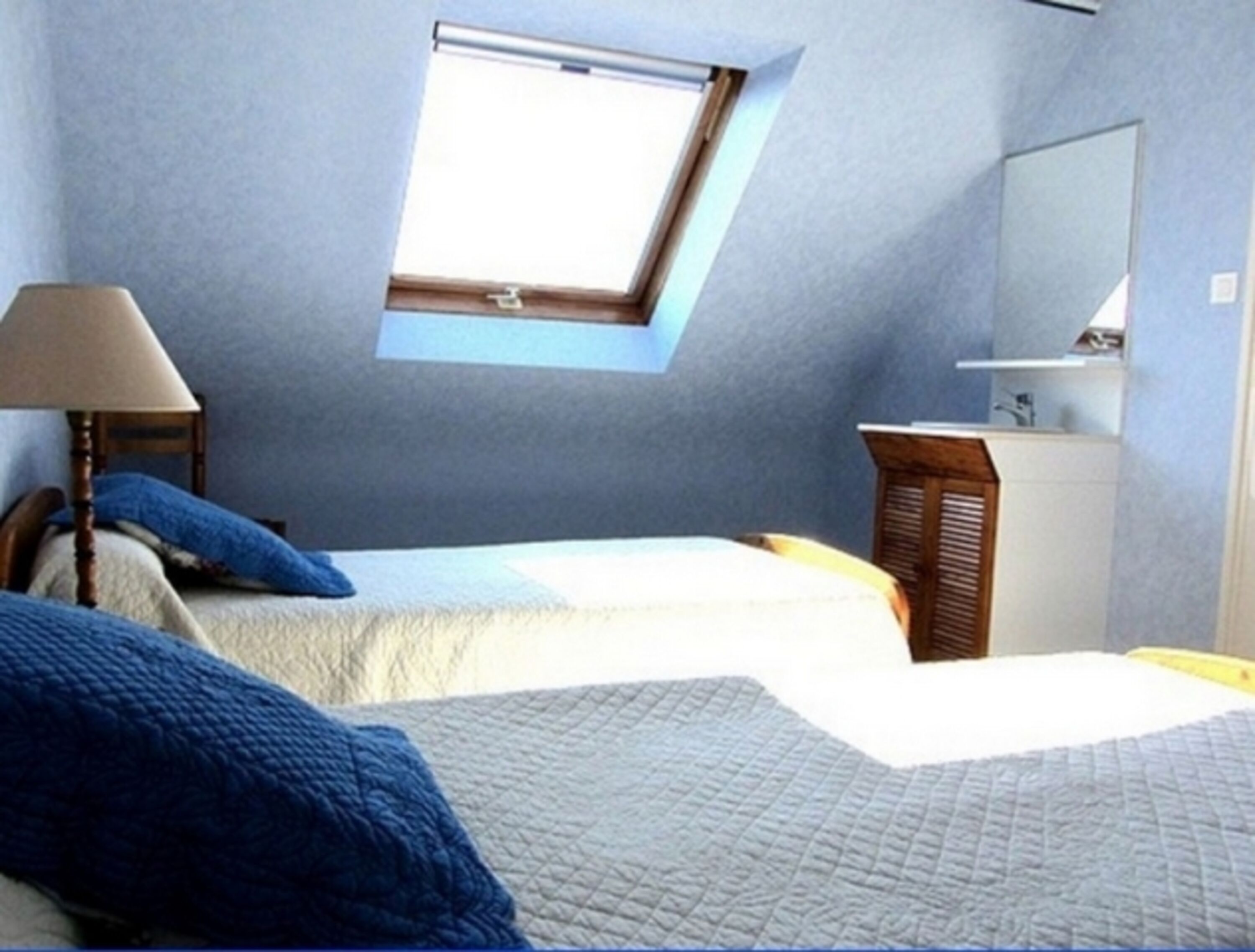 Im OG: Schlafzimmer mit 2 Einzelbetten, Möbel und Spiegel