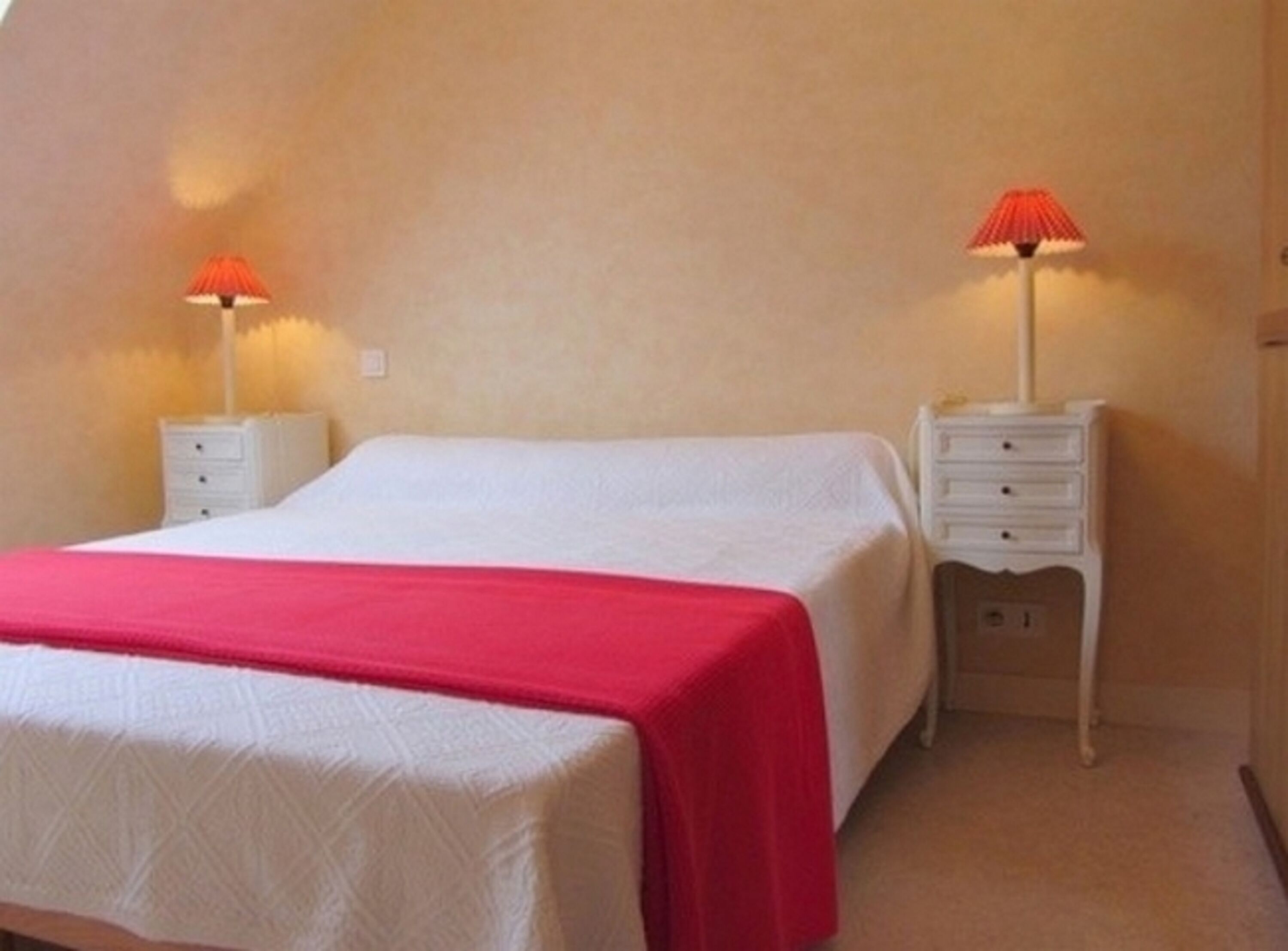 Im EG: Schlafzimmer mit Doppelbett (160 cm), Nachttischen und Lampen