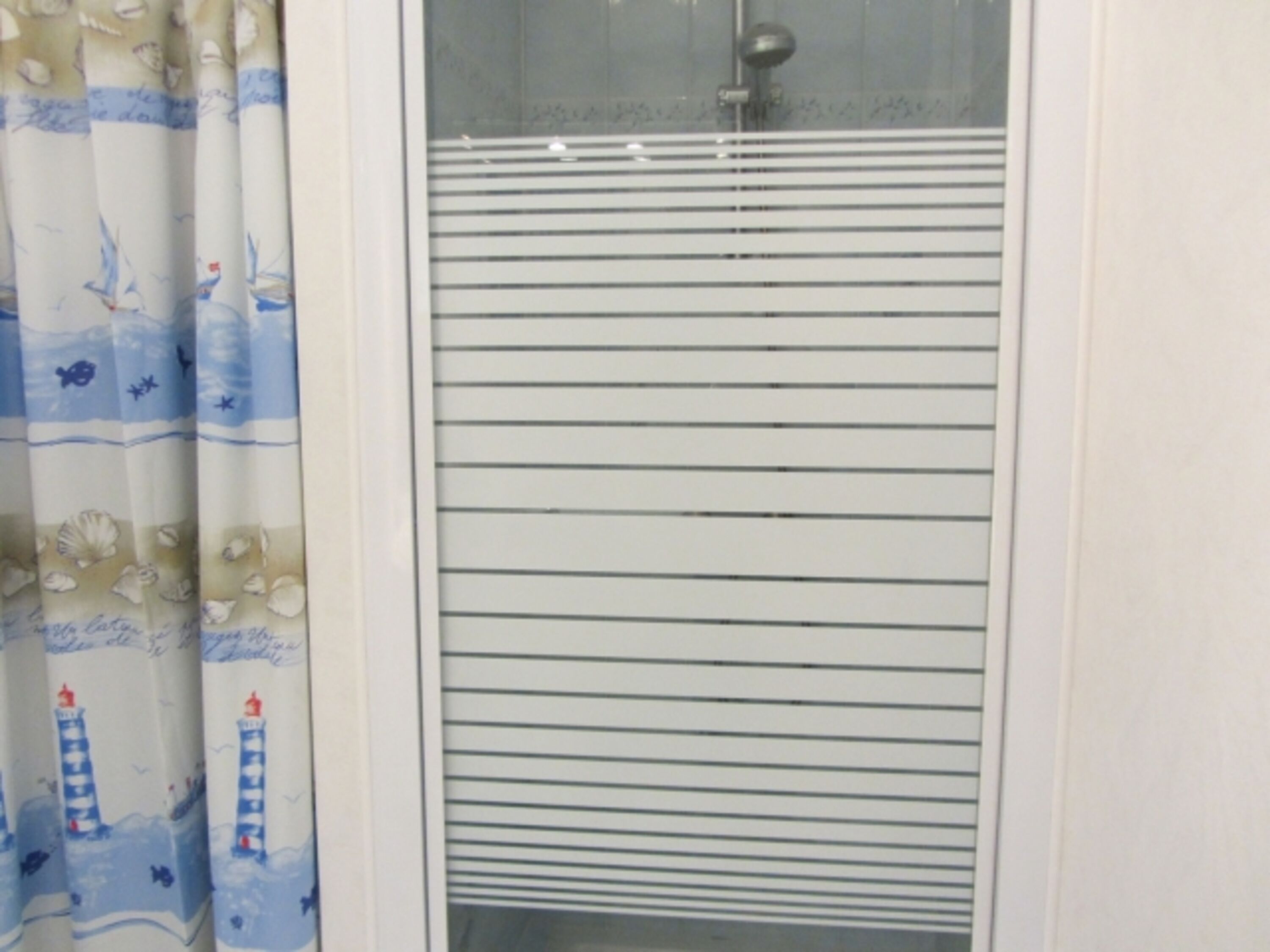 Im EG: Duschkabine mit Dusche und Thermostatarmatur