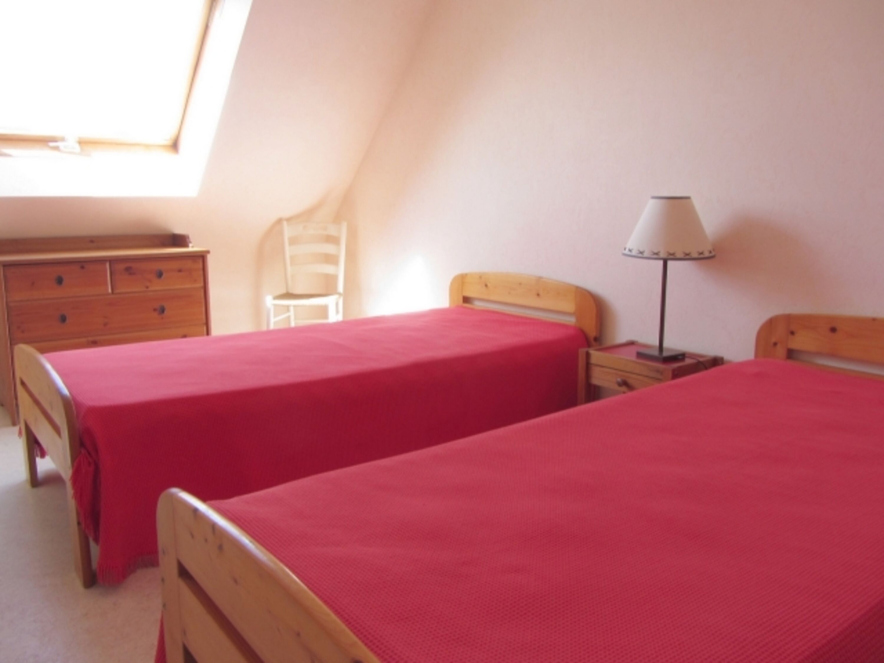Im OG: Komfortables Schlafzimmer mit 2 Einzelbetten, Möbel und Spiegel