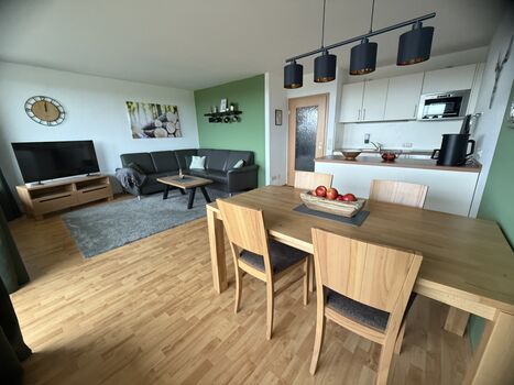 Wohnzimmer mit offener Küche