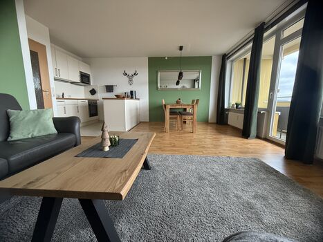 Wohnzimmer mit offener Küche